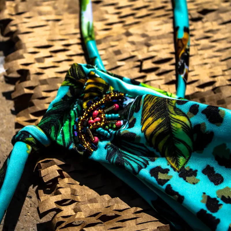 giraffe-blue-bikini